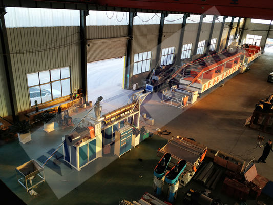 420kw พลังงานเครื่องยนต์หลัก พีวีซี พาวเดอร์ พีวีซี โคลล์ลูป แมท Extruder Machine